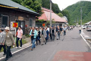 １．岩瀬湯本を２班に別れて見学